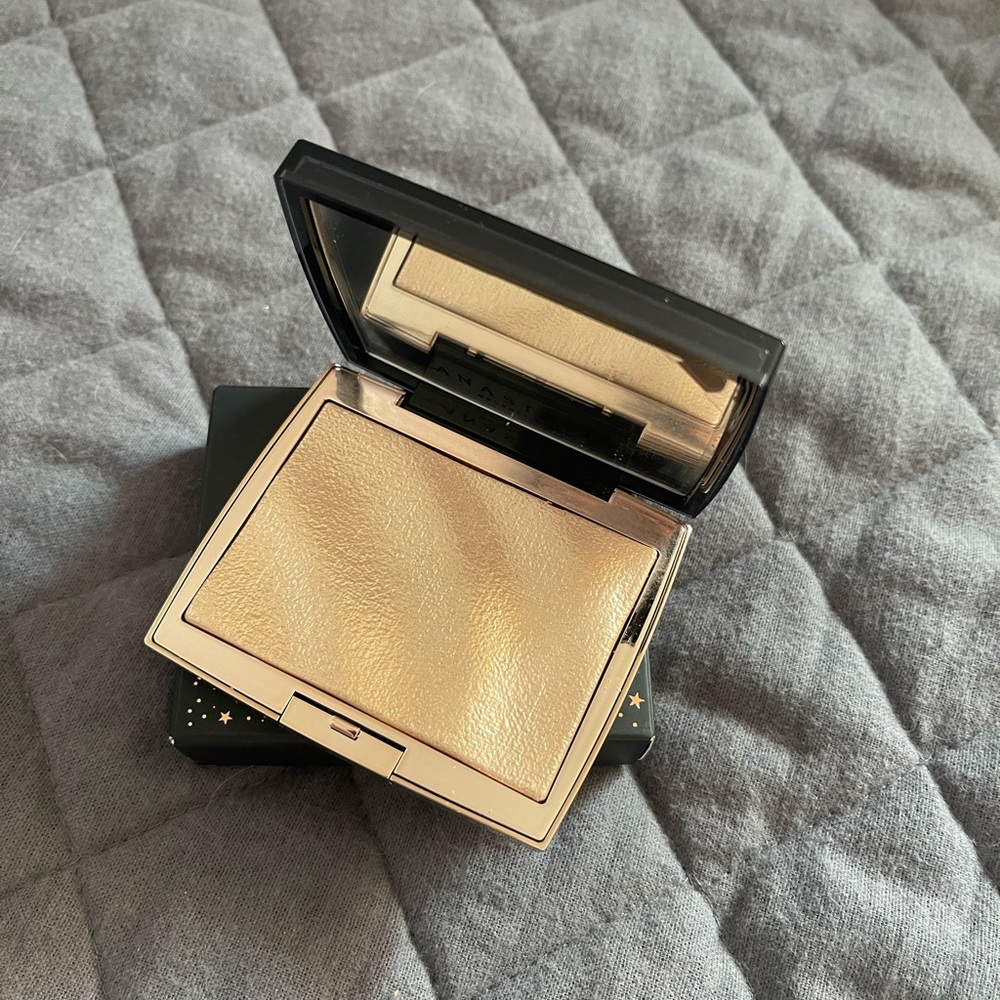 Anastasia Amrezy Highlighter
